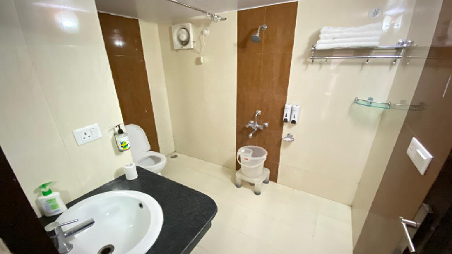 Book hotel rooms in mussoorie for family