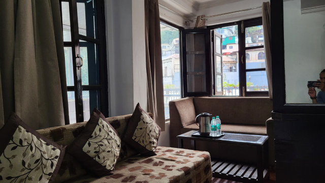 Book hotel rooms in mussoorie for family