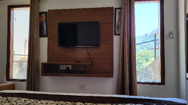Book hotel rooms in mussoorie for family